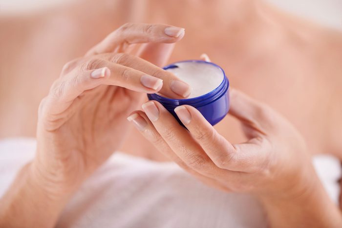 petroleum jelly uses moisturizer