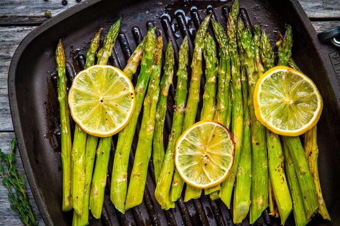 asparagus on the grill