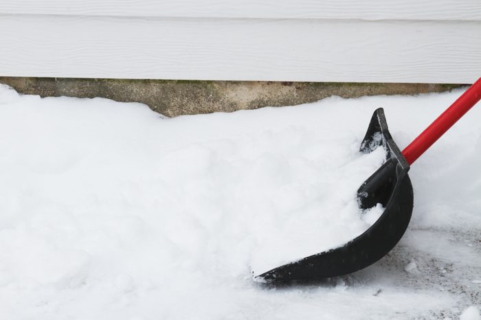 shoveling snow in the winter burns a lot of calories workout