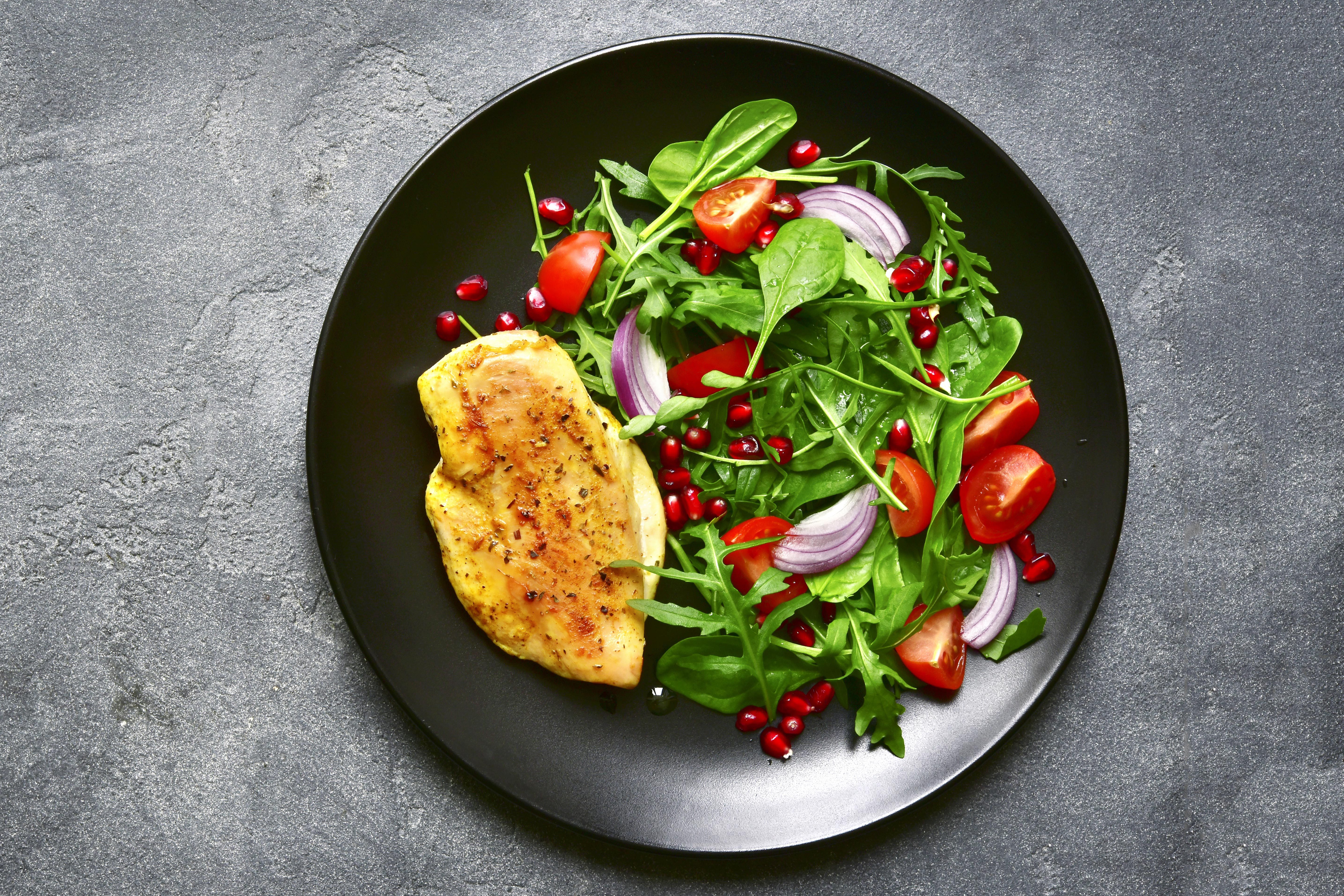 Grilled chicken breast with vegetable salad on the side