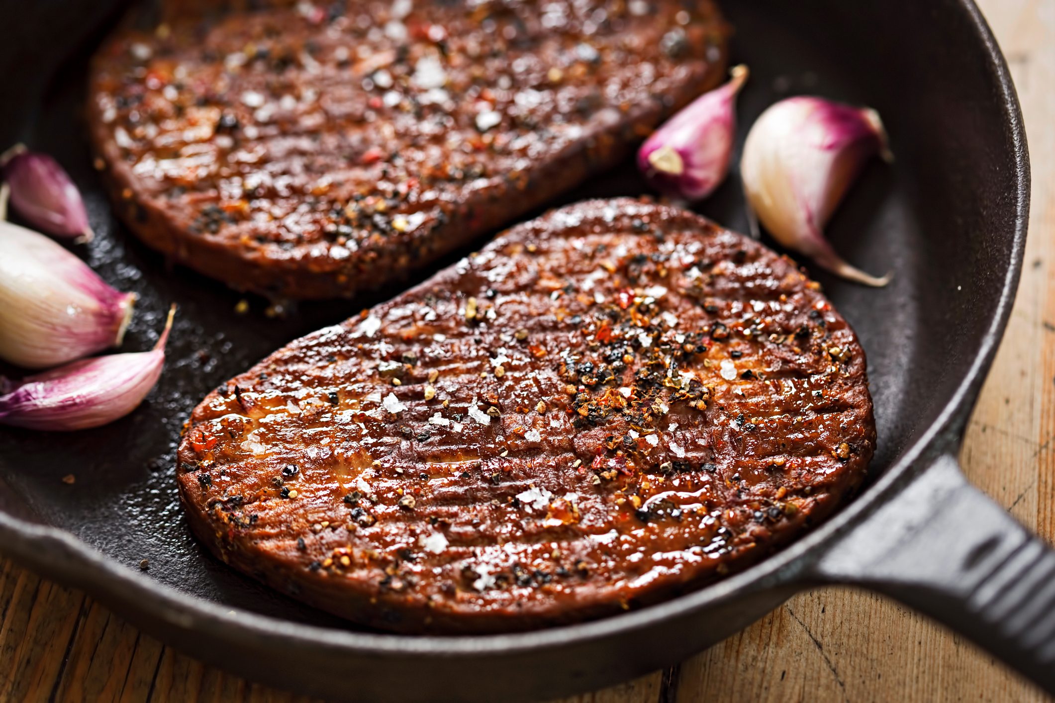 mycoprotien patty - Grilled meat-free steaks with garlic