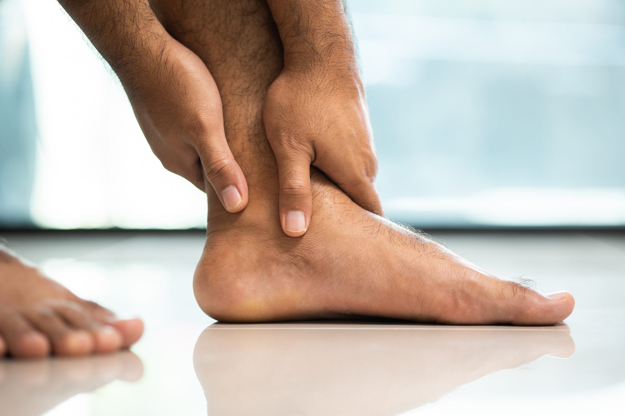 Sore feet cannot walk Use both hands to massage the feet.