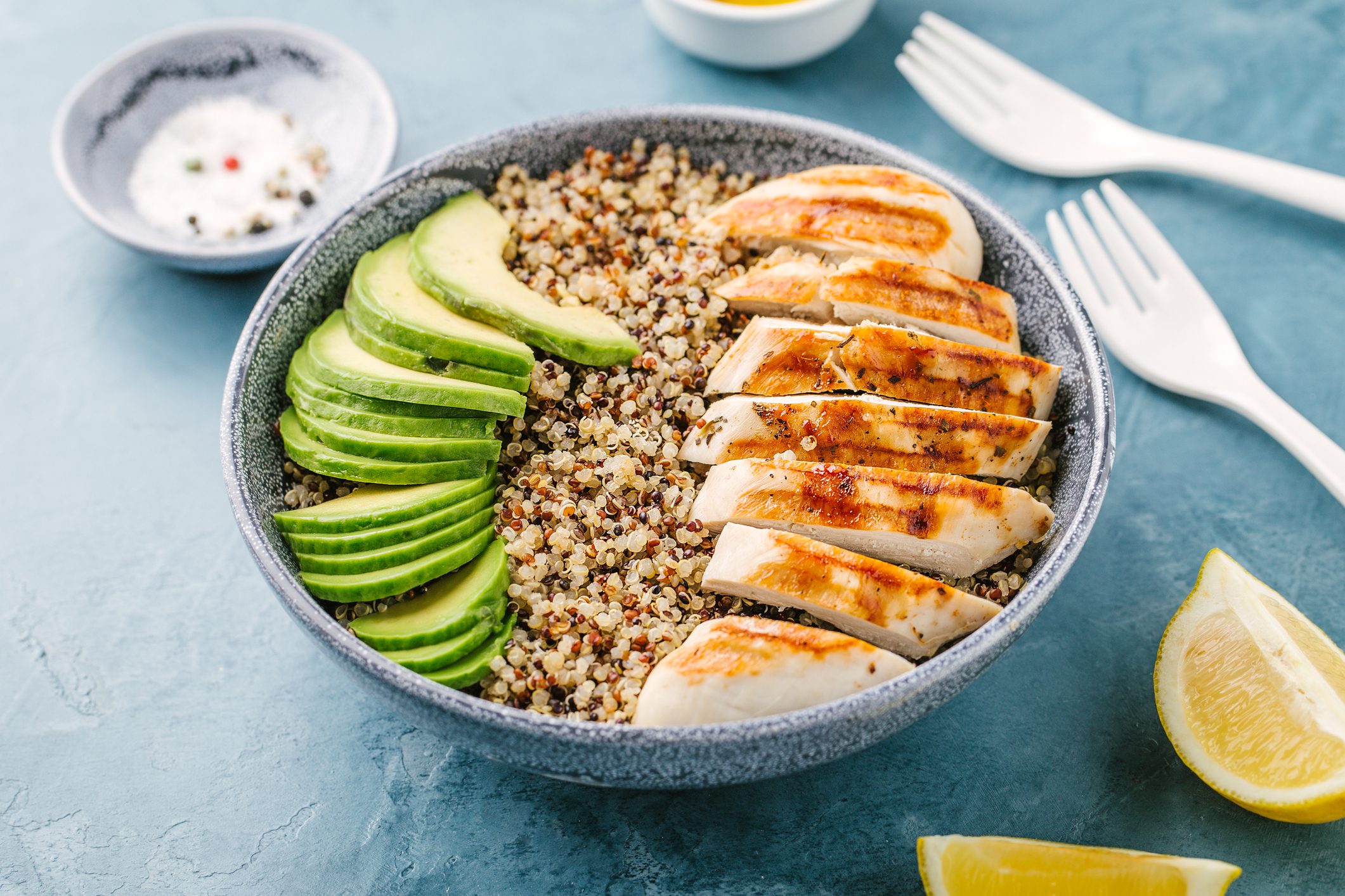 Bowl with quinoa, avocado and chicken